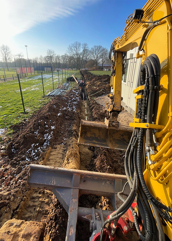 Ein Kanal wird mit einem Bagger ausgehoben